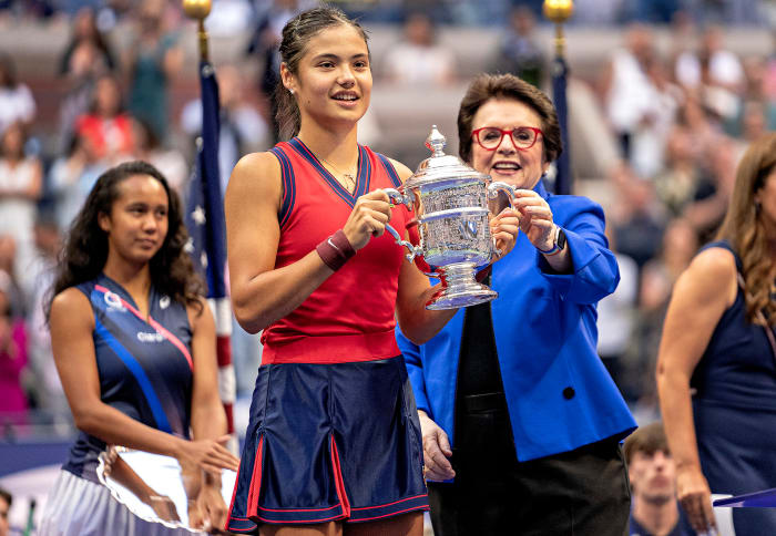 Billie Jean King presents Emma Raducanu with the 2021 U.S. Open trophy.